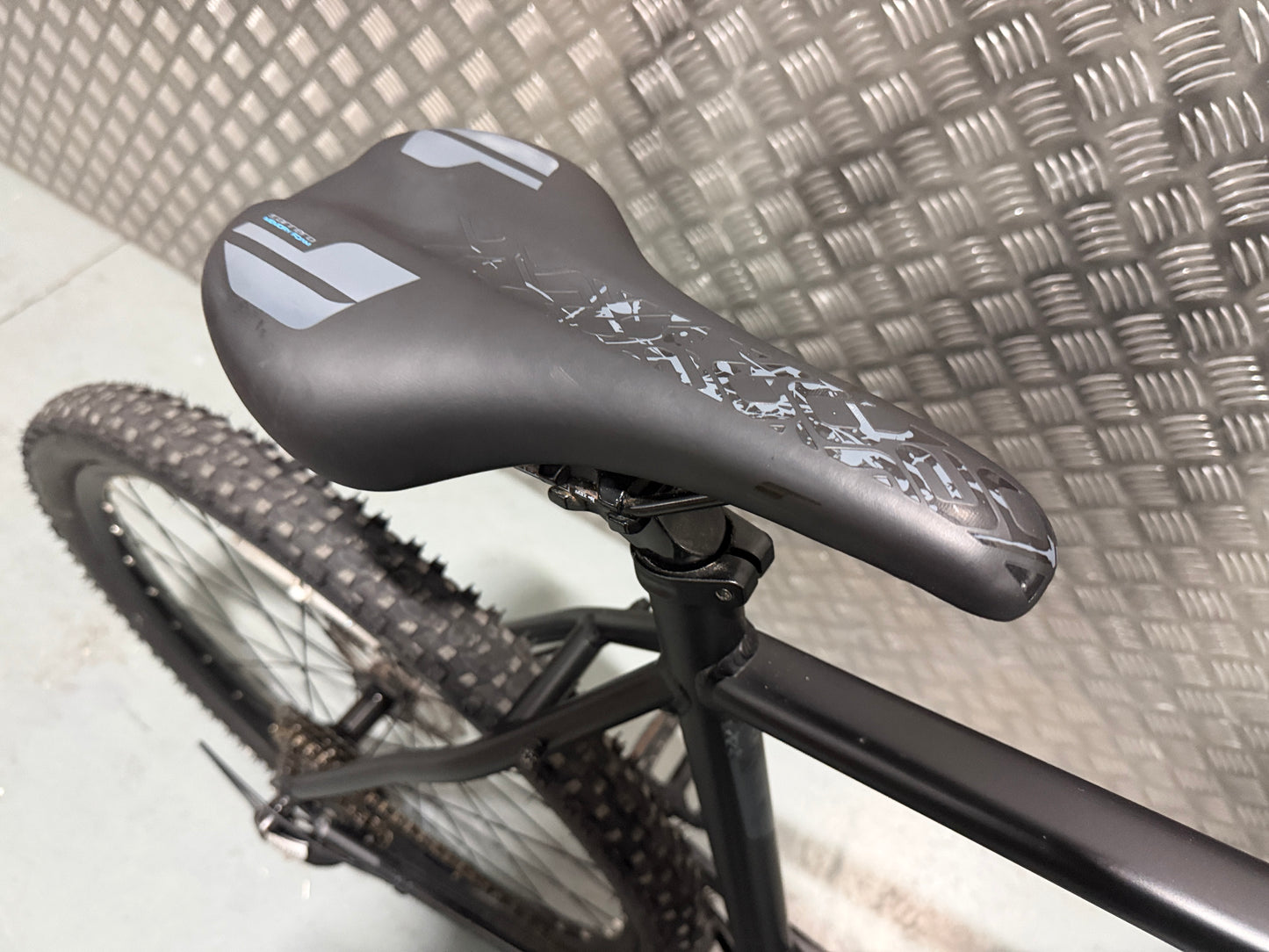 Carrera Vengeance XL frame (22”) 27.5 Inch Wheels Mountain Bike Bicycle Black