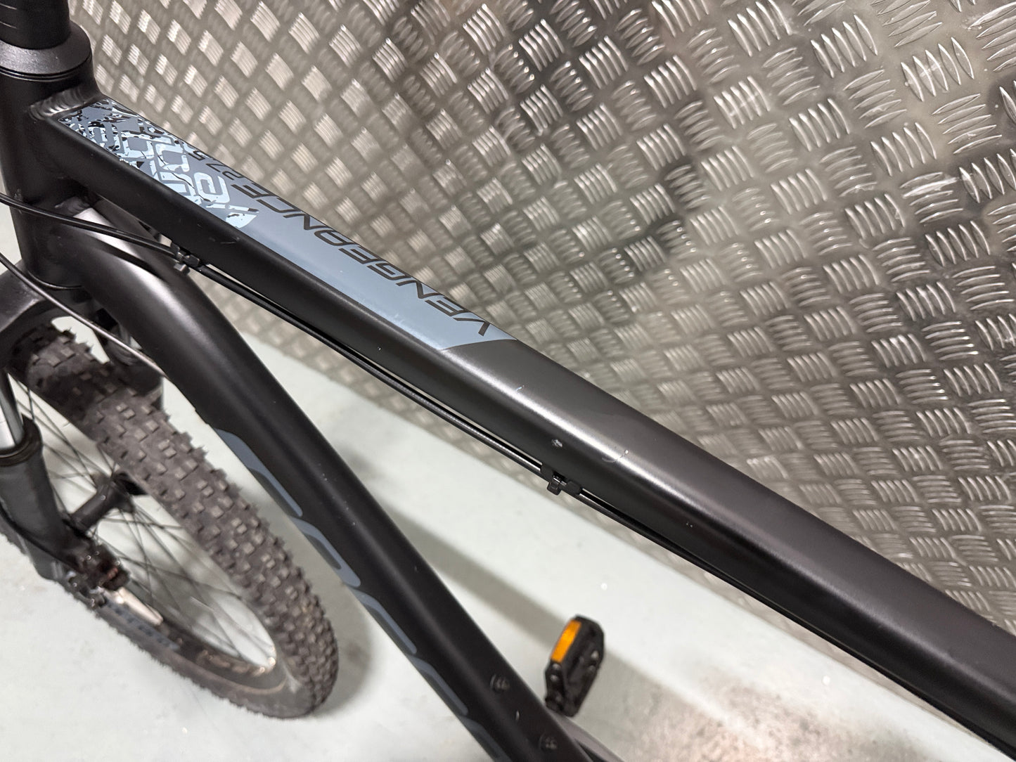 Carrera Vengeance XL frame (22”) 27.5 Inch Wheels Mountain Bike Bicycle Black