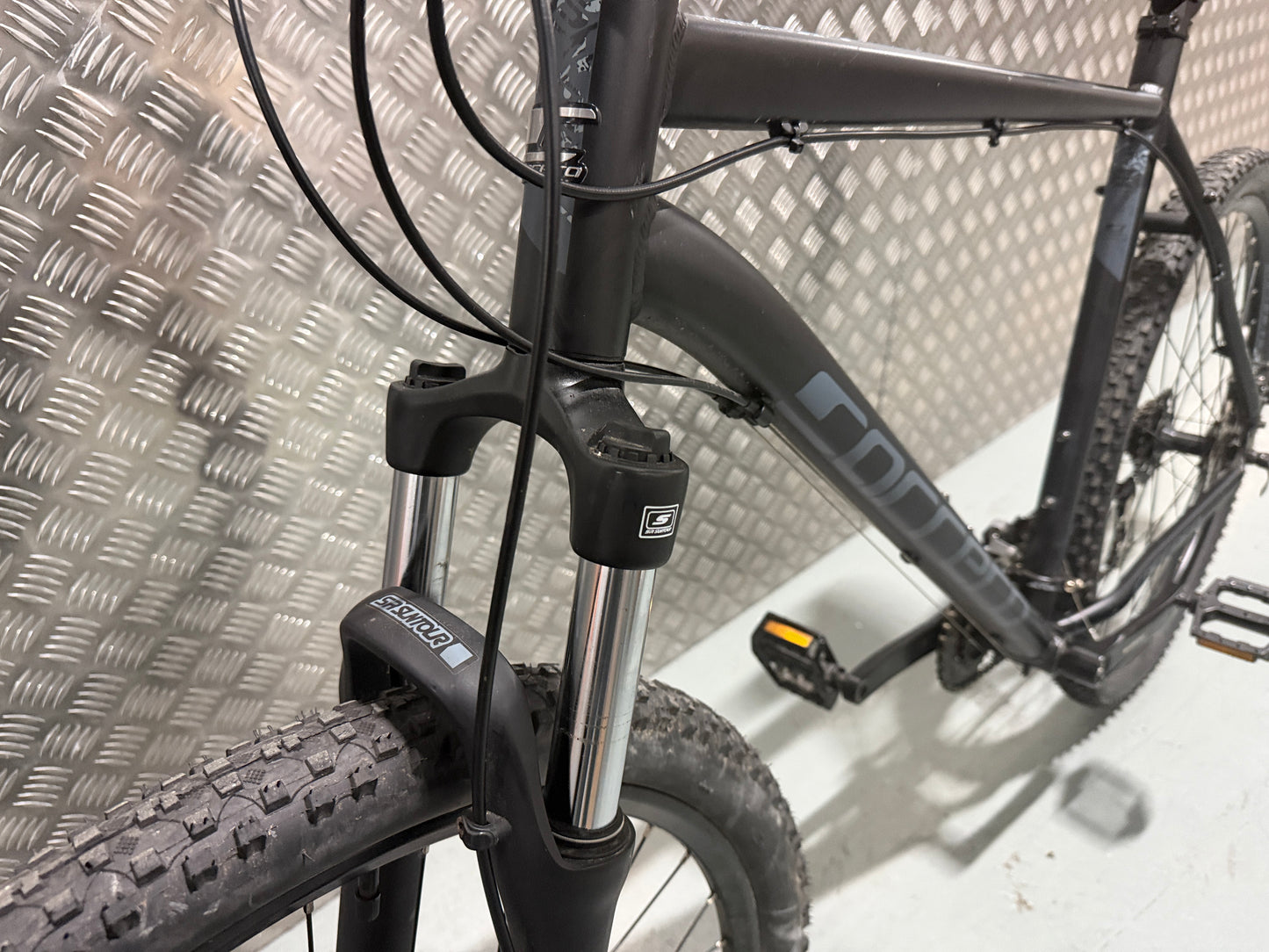 Carrera Vengeance XL frame (22”) 27.5 Inch Wheels Mountain Bike Bicycle Black